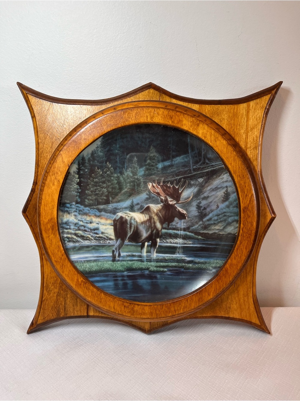 Vintage Framed Moose Wall Plate 
Brown Wood Frame, Scenic Print. 
Perfect gift🎁